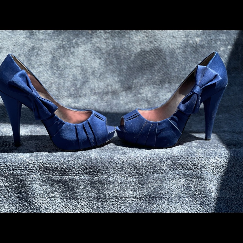 Paris Hilton size blue heels